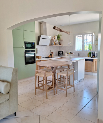 Rénovation d’une maison familiale à Gradignan : cuisine et salles d’eau repensées